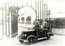 129709 Afbeelding van Toos (C.M.A.) en Jan (J.J.) Jongerius (kinderen van N.A. (Co) Jongerius) in een speelgoed Ford ...